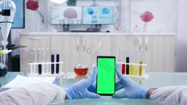 拿着绿屏智能<strong>手机</strong>的科学家的Pov镜头